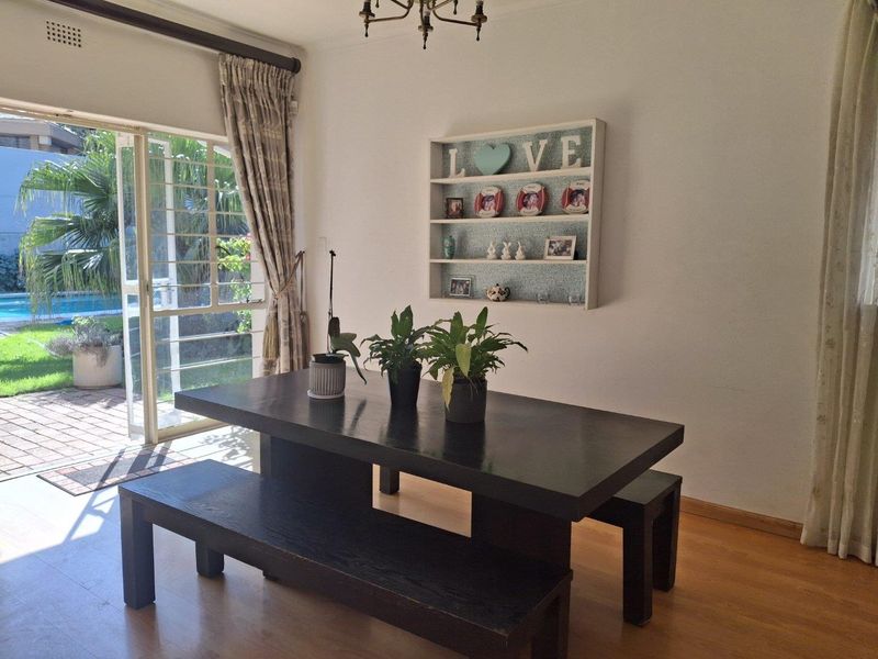 A BEAUTIFULLY MAINTAINED FOUR BEDROOM HOUSE - Photo 5