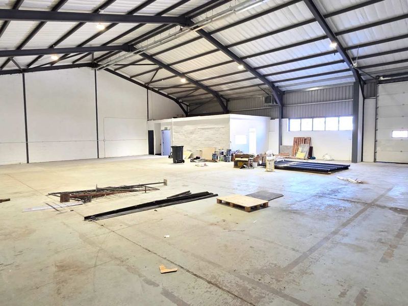 Spacious Warehouse in Retreat - Photo 3