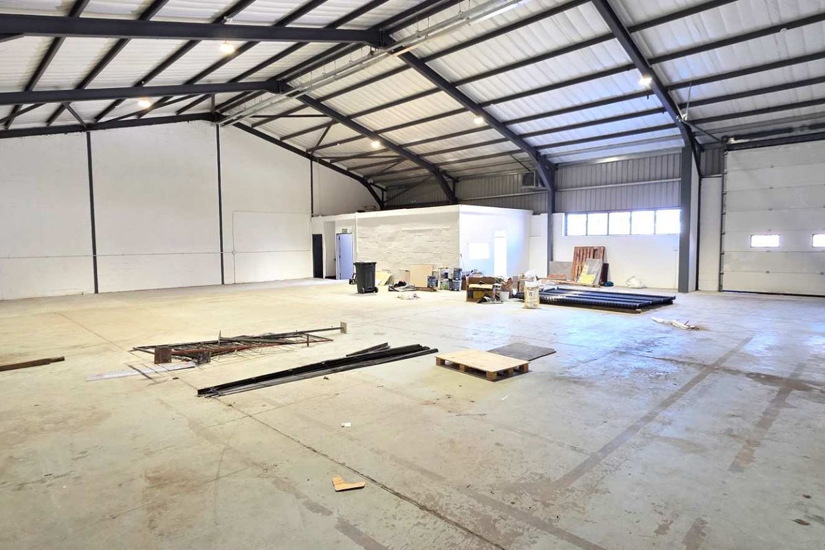 Spacious Warehouse in Retreat - Photo 3