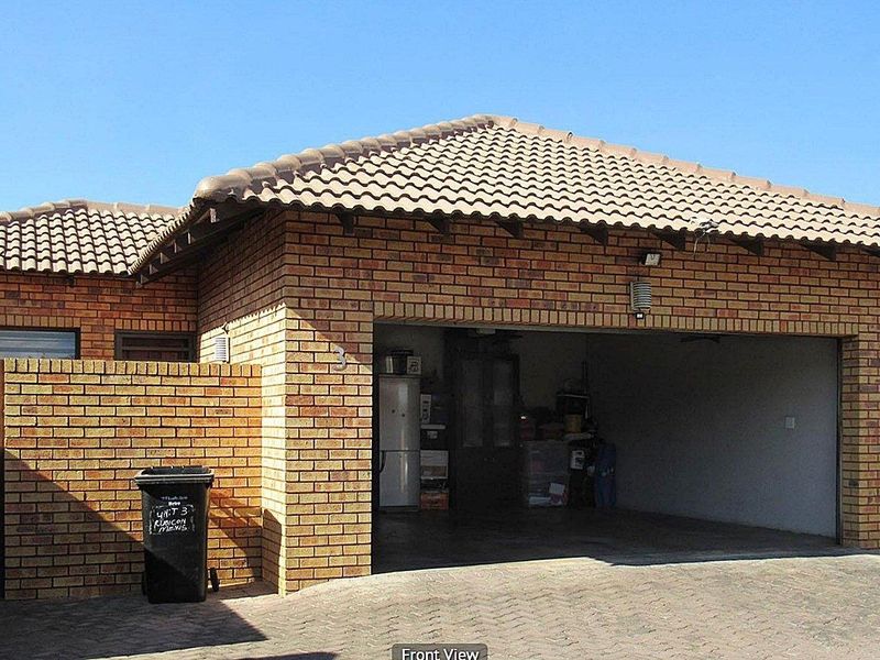 Modern 3-Bed Simplex with Private Garden & Double Garage - Photo 1