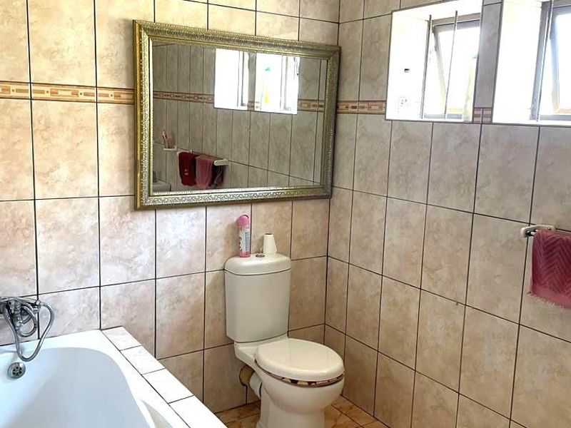 Charming 3-Bed Home - Photo 7