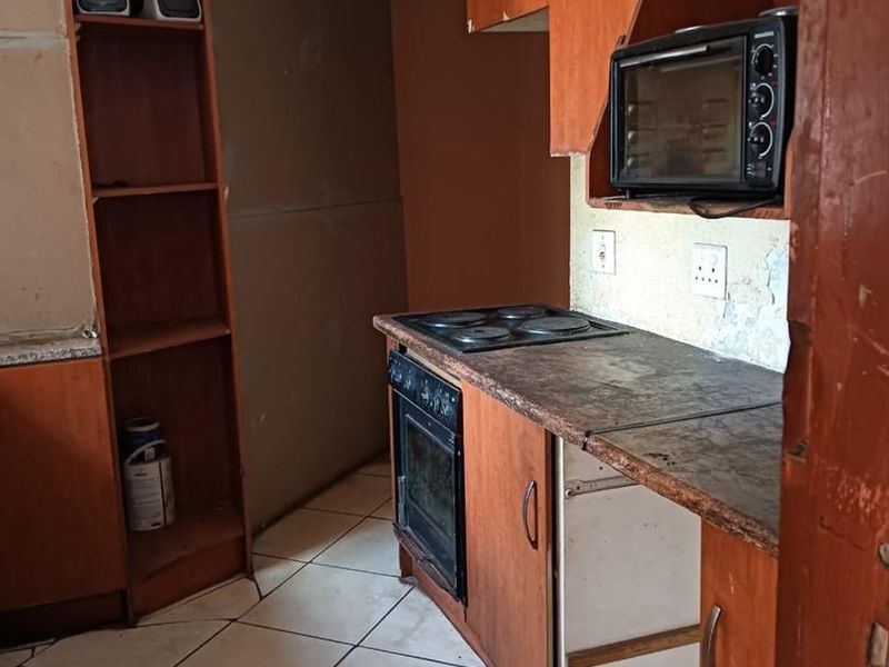 Live & Earn: 4-Bed Home + 9 Rented Units in Mahube Valley! - Photo 9