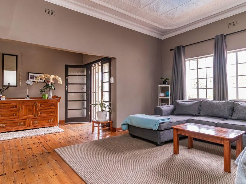 Charming Home: Classic Elegance Meets Modern Comfort! - Photo 8