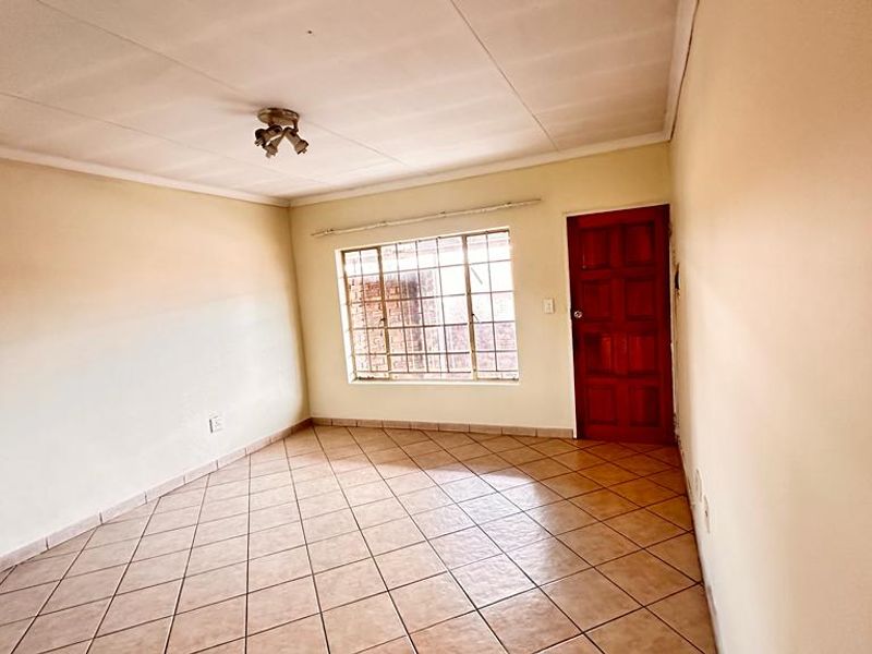 Charming 2-Bedroom Apartment - Photo 3