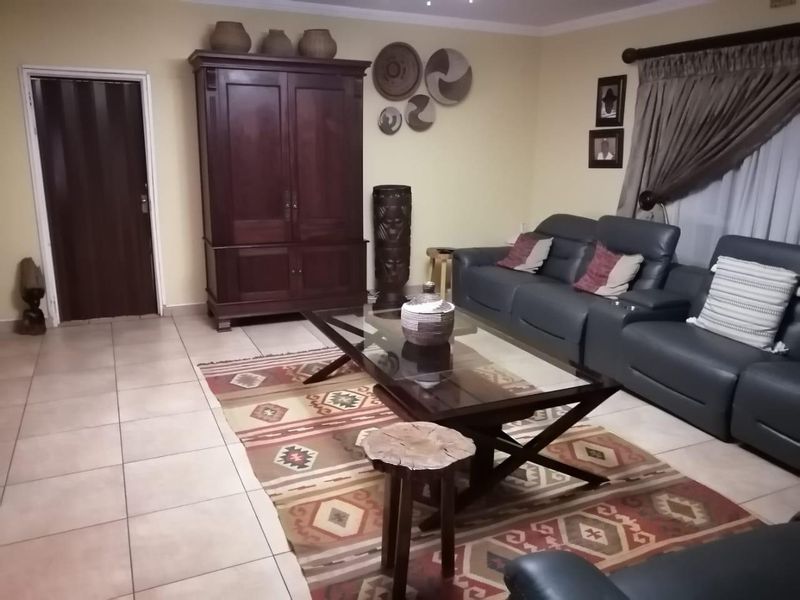 7 Bedroom House In Clayville Ext 8 - Photo 3