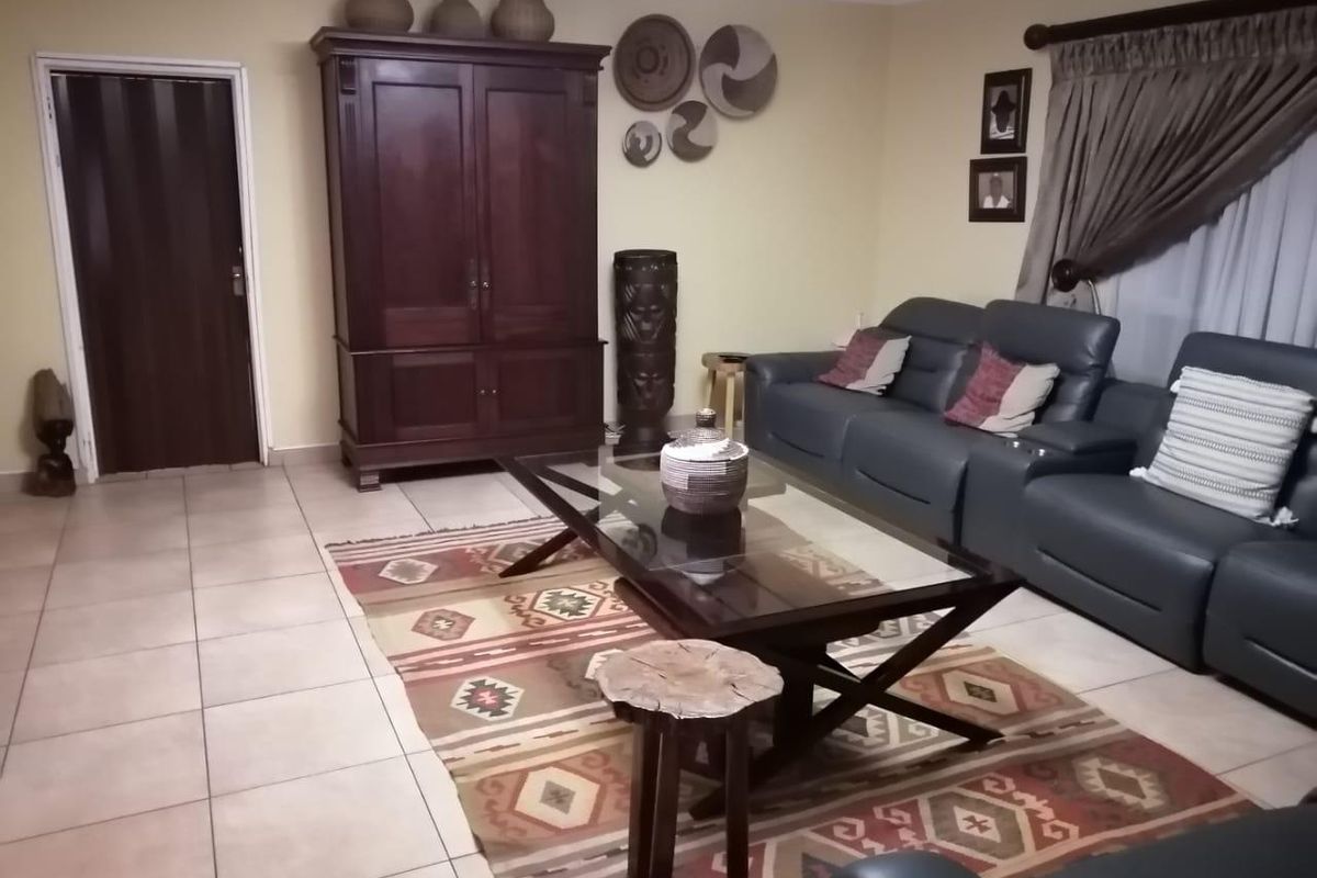 7 Bedroom House In Clayville Ext 8 - Photo 3