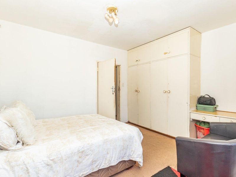 Lovely mountain views in a Central Location. - Photo 6