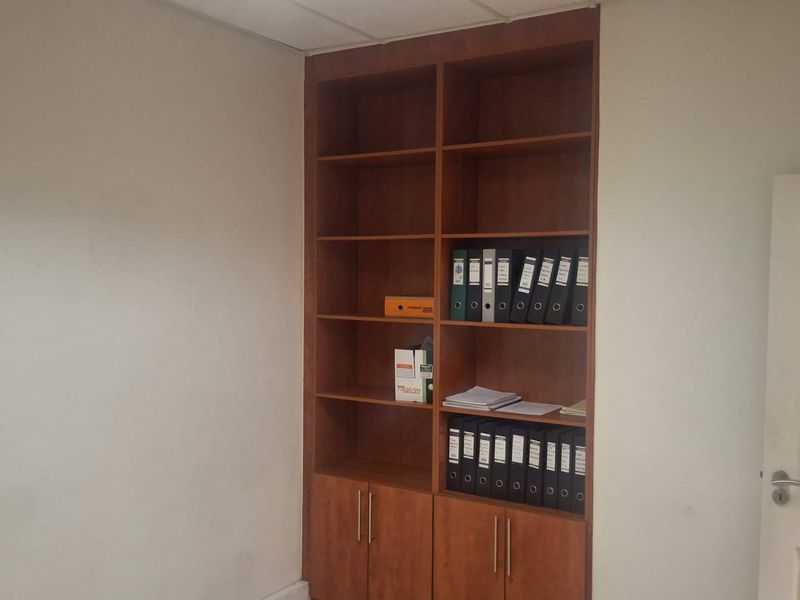 Southern Industrial A-Grade office to let - Photo 3