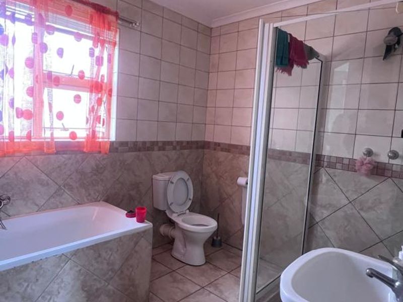 Charming Townhouse: Open Plan, Indoor BBQ & More! - Photo 4