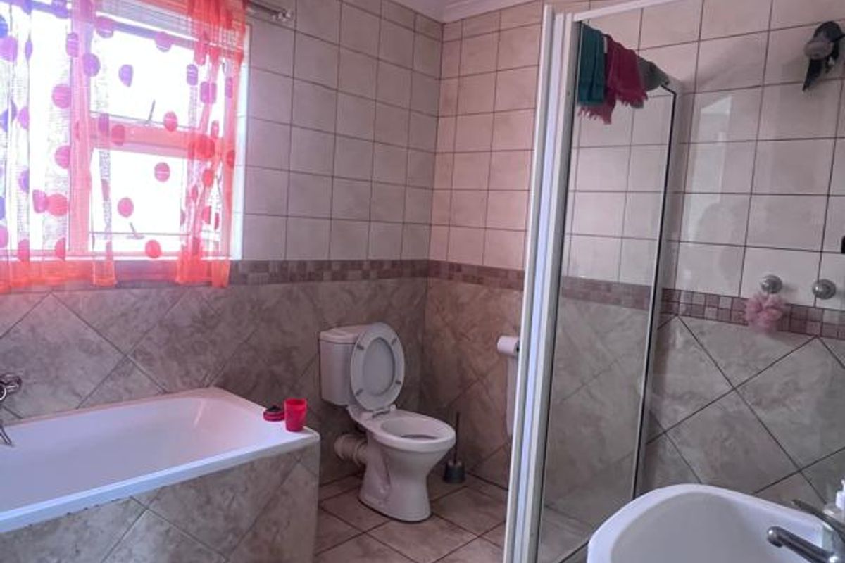 Charming Townhouse: Open Plan, Indoor BBQ & More! - Photo 4