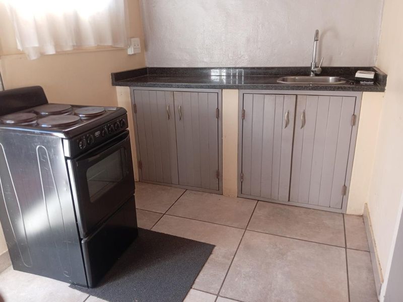 BACHELOR FLAT AVAILABLE IMMEDIATELY - Photo 4