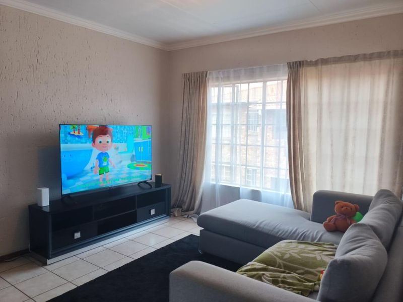 2 bedroom unit, 2 nd floor + security guard - Photo 2