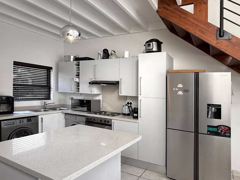Calling All Investors! Stunning 3 Bedroom Loft in Excellent Estate - Photo 10