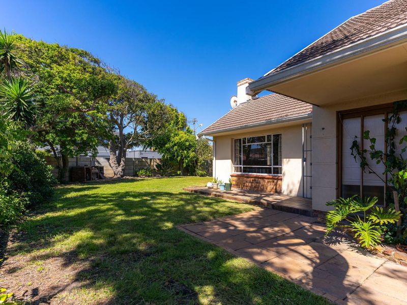 Solid family home with huge potential - Photo 2