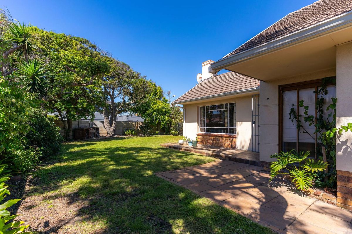 Solid family home with huge potential - Photo 2