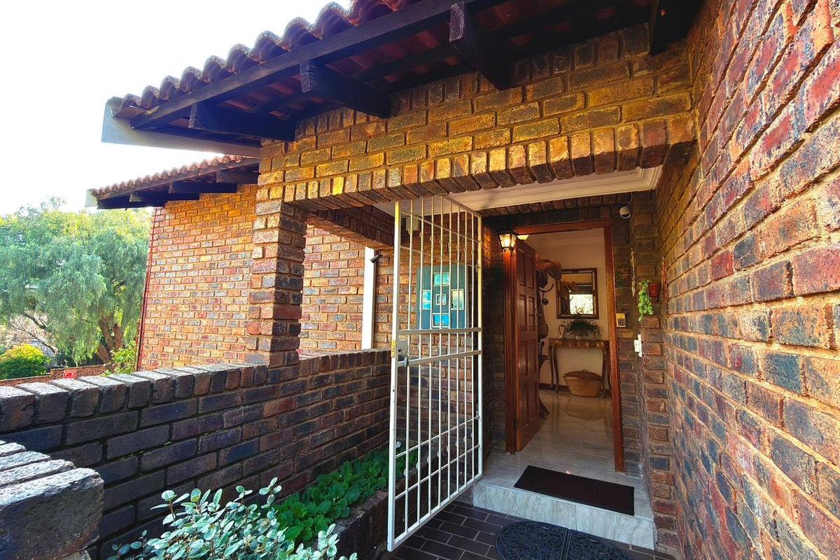Sophisticated 3‐Bedroom Duplex Offering Exceptional Privacy, Character, and Modern Outdoor Living - Photo 3