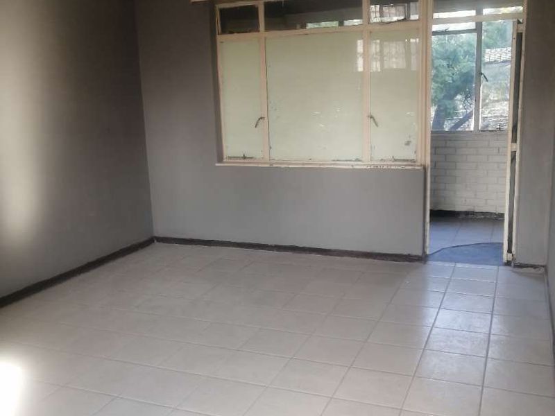 ONE AND HALF BEDROOM FLAT IN PRETORIA CENTRAL : AVAILABLE IMMEDIATELY - Photo 7