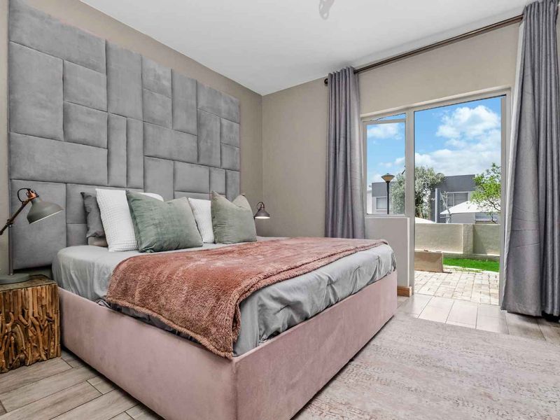 ELEGANTLY DESIGNED UNIT IN A PRIME LOCATION WITH TGE ADDED BENEFIT OF A DOUBLE GARAGE ! - Photo 9