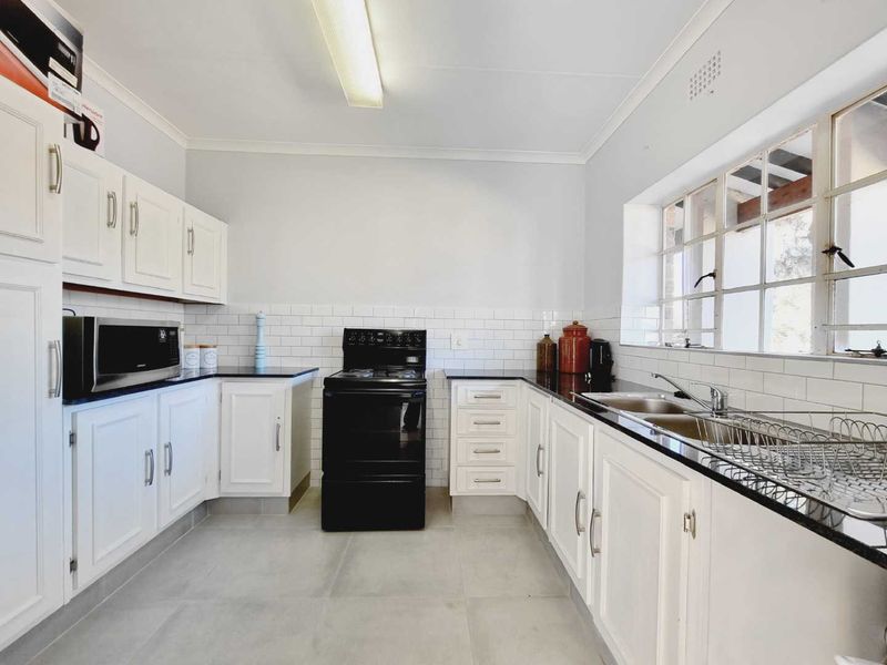 SPACIOUS (67 m2)  RENOVATED 1 BEDROOM SANDTON APARTMENT IN SECURE TREE-FILLED COMPLEX IN PRIME LOCATION - Photo 7