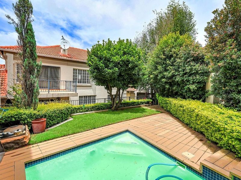 Timeless Elegance & Modern Luxury in an Exclusive Radcliffe Heights Enclave - Photo 4