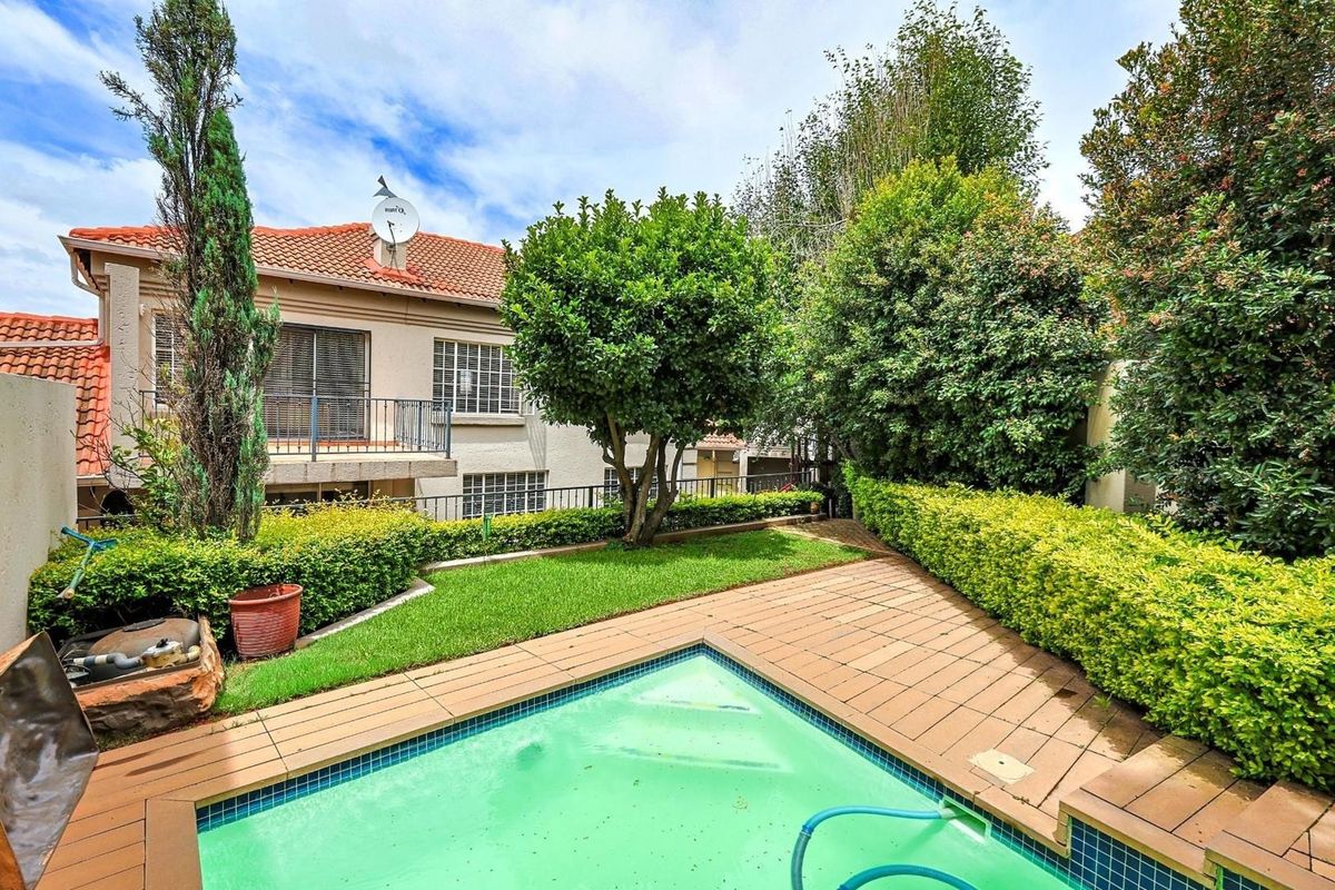 Timeless Elegance & Modern Luxury in an Exclusive Radcliffe Heights Enclave - Photo 4