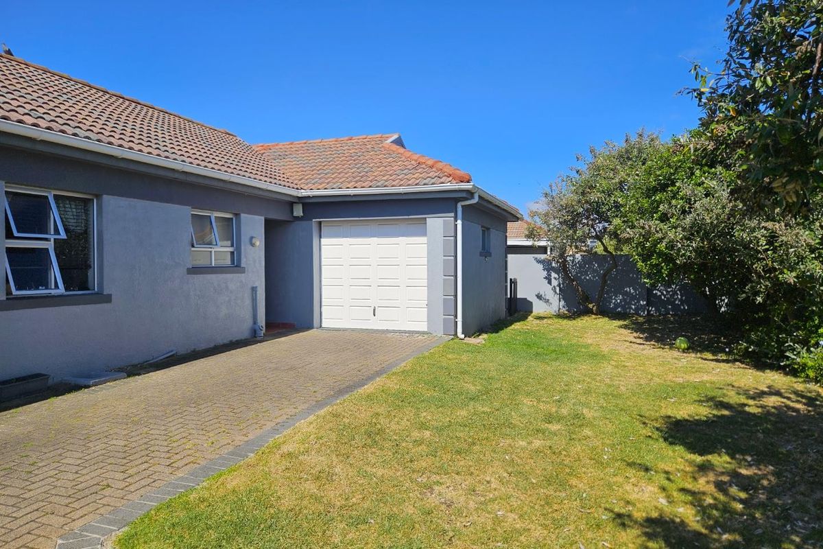 Coastal Charm: Modern 3-Bedroom Home in Pearly Beach - Photo 3