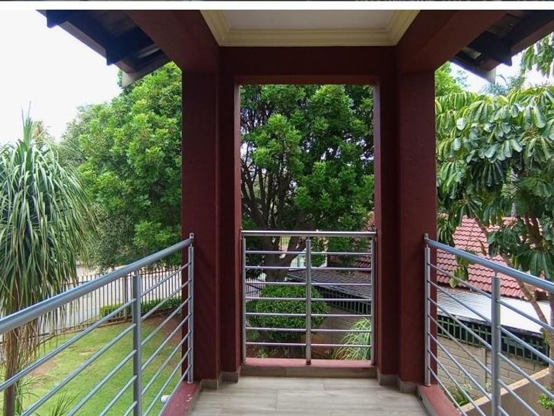 Stunning House In Rooihuiskraal - Photo 2