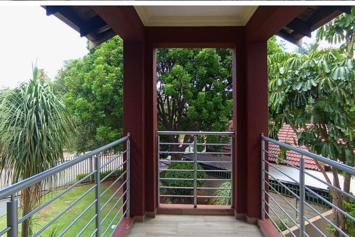 Stunning House In Rooihuiskraal - Photo 2