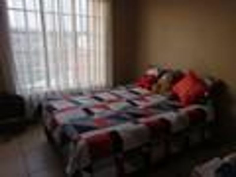 3 Bedroom Upstairs  Townhouse To Rent. - Photo 9