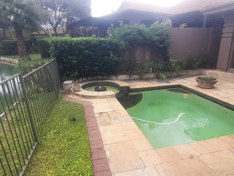 Stunning Lakeside Retreat with Modern Amenities - Photo 2