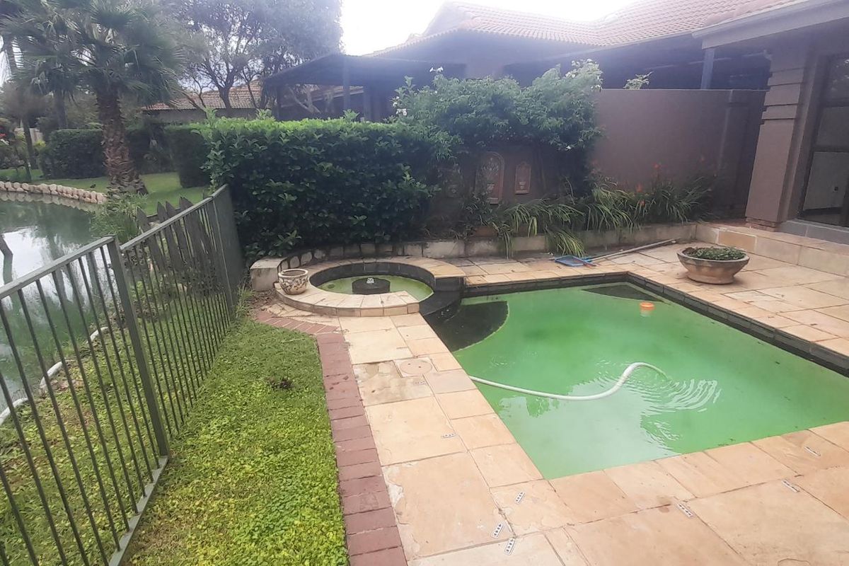 Stunning Lakeside Retreat with Modern Amenities - Photo 2