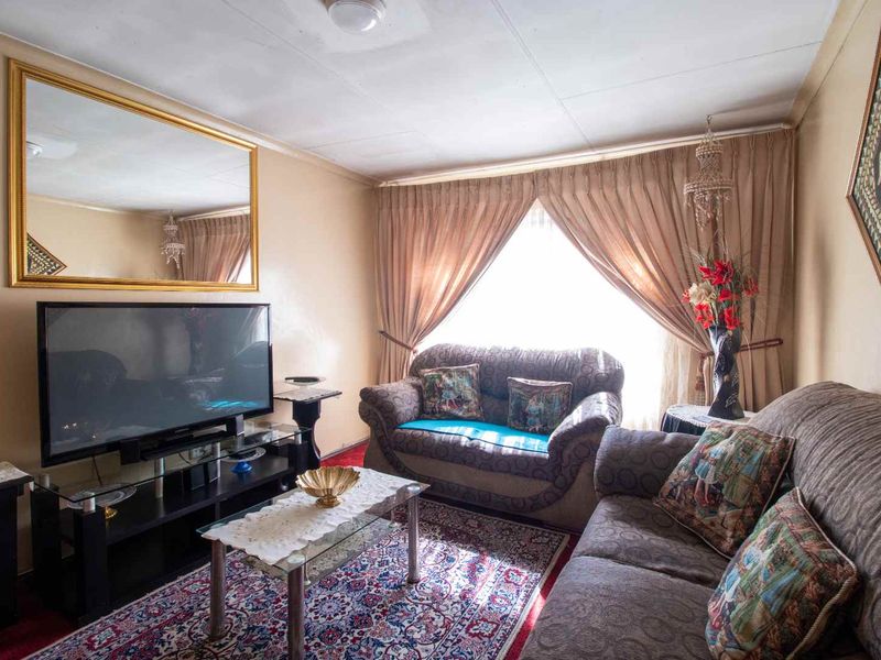 Neat & Lovely 3 Bedroom House for Sale - Photo 10