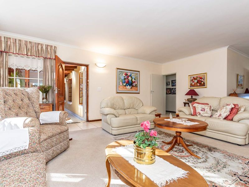 Spacious Family Home with Garden, Pool & Flatlet - Photo 10