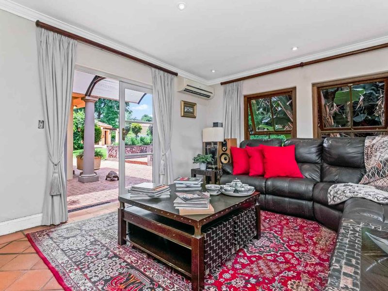 GORGEOUS FAMILY HOME, TUCKED AWAY IN BEAULIEU COUNTRY ESTATE AMONGST LEAFY SERENITY - OFFERING EQUESTRIAN FACILITIES AND A COTTAGE - Photo 10