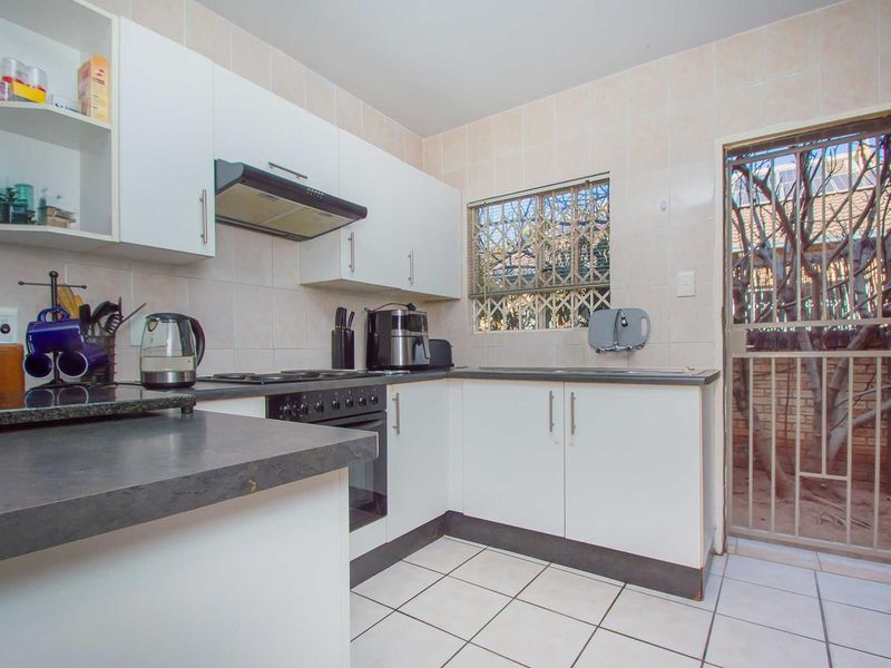 Private Corner Unit in Gated Honeydew Estate – Secure & Spacious! - Photo 5