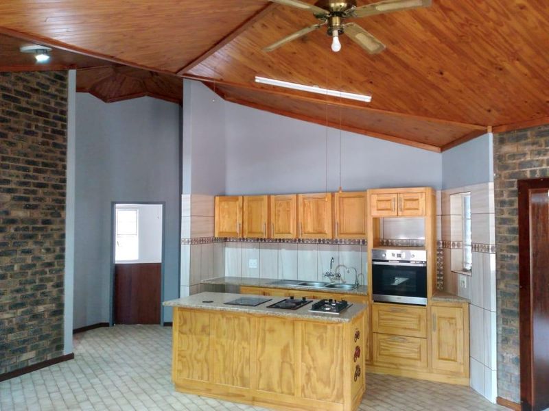 Spacious Three-Bedroom Gem - Photo 10