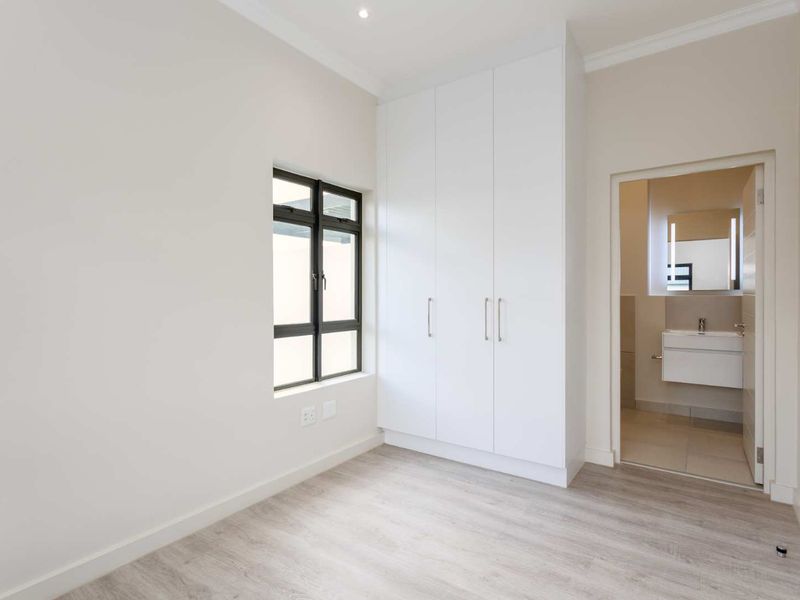 Elegant Two-Bedroom Luxury Suite with Simonsberg Views at Val de Vie Evergreen - Photo 10