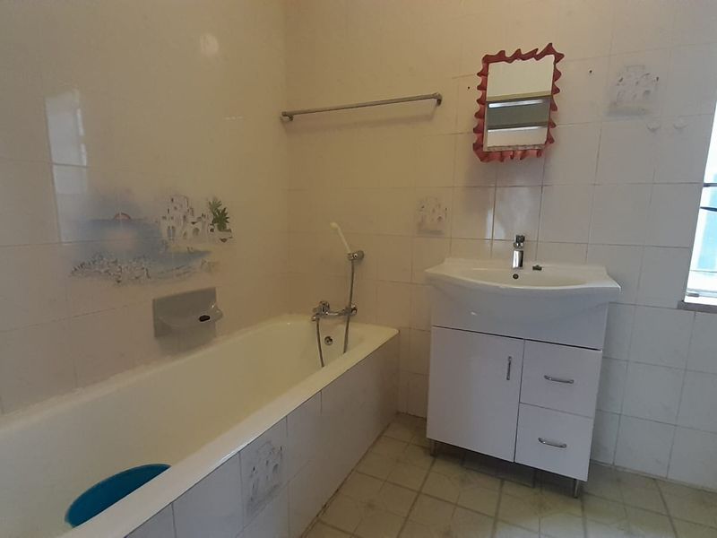 Spacious Family Home with investment potential - Photo 7