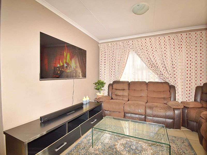 3 Bedroom, 2 Bathroom Home - Photo 9