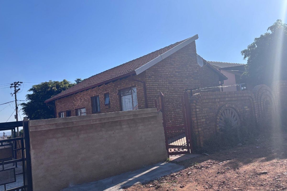 3 BEDROOM FAMILY HOME - Photo 5