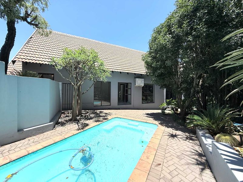 Spacious double-storey home located in Olympus - Photo 3