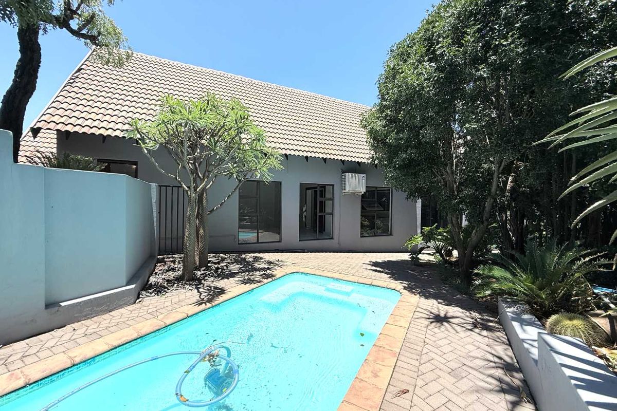 Spacious double-storey home located in Olympus - Photo 3