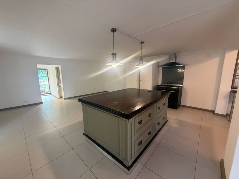 Exclusive Garden Cottage for the Discerning Tenant – Lockup & Go! - Photo 3