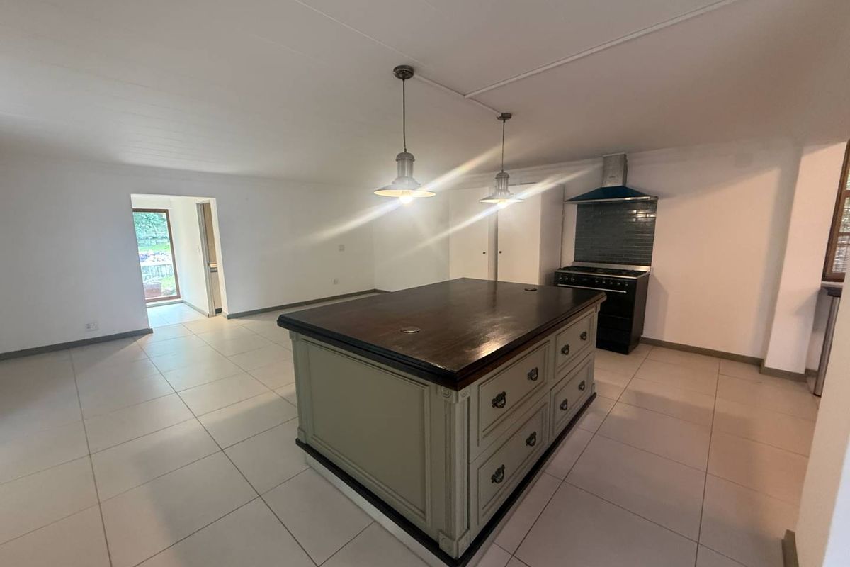 Exclusive Garden Cottage for the Discerning Tenant – Lockup & Go! - Photo 3