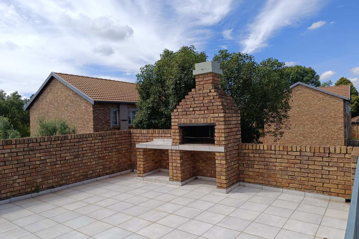 RIETVALLEIRAND - UPGRADED 2 BEDROOM  - 2 BATHROOM TOWNHOUSE WITH SOLAR SYSTEM - Photo 5