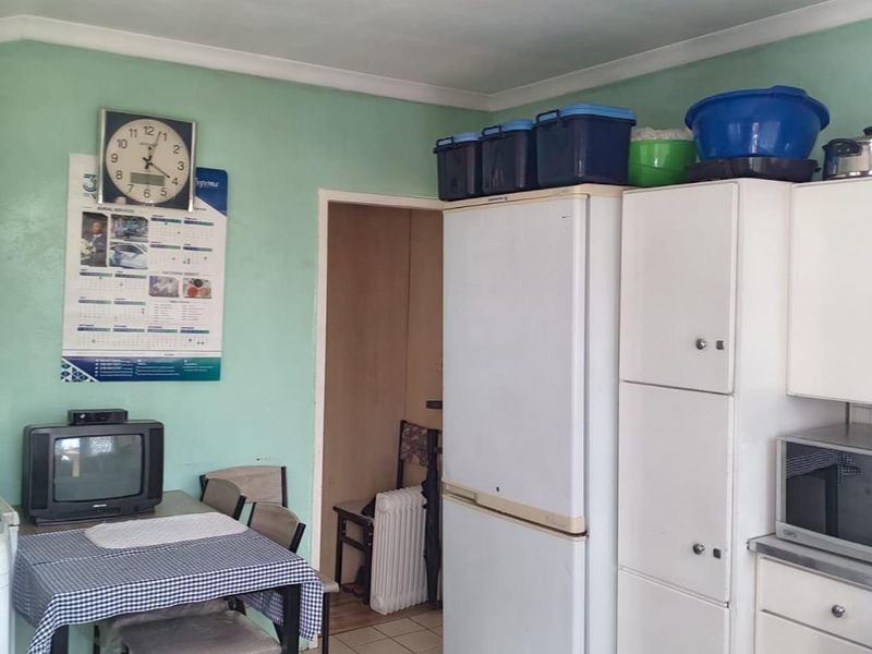 3 bedroom For Sale In Diepkloof - Photo 2