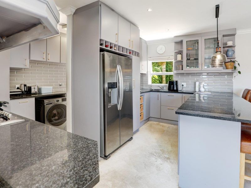 24 hour manned security! 4 bedroom, 3 bathroom Townhouse - Photo 10