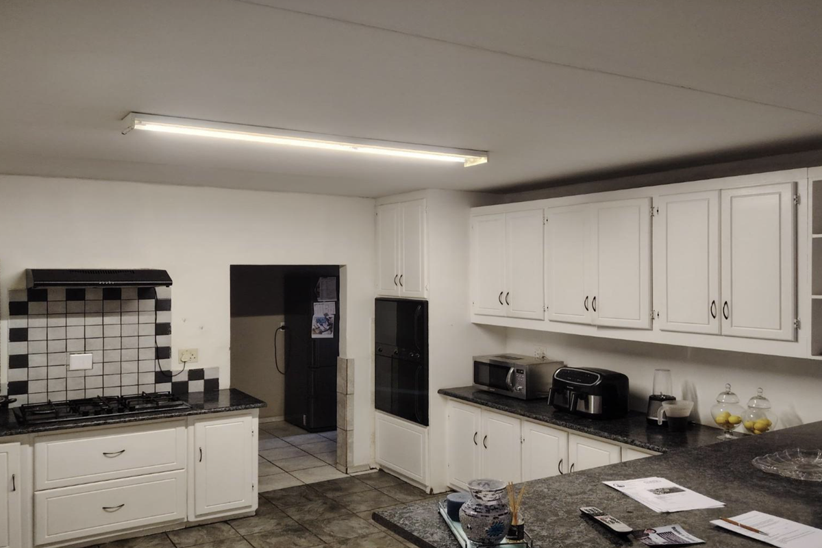 Prime Northern Living With This Spacious 3 Bedroom Family Home in Pentagon Park - Photo 4