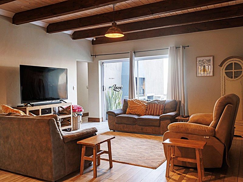 Luxurious Off-Grid Modern Farmhouse with Views & Sports Haven - Photo 7