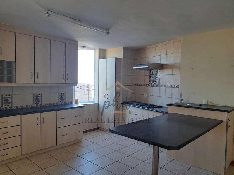 3 Bedroom Family home offering 3 garages for sale in Walvis Bay - Photo 6